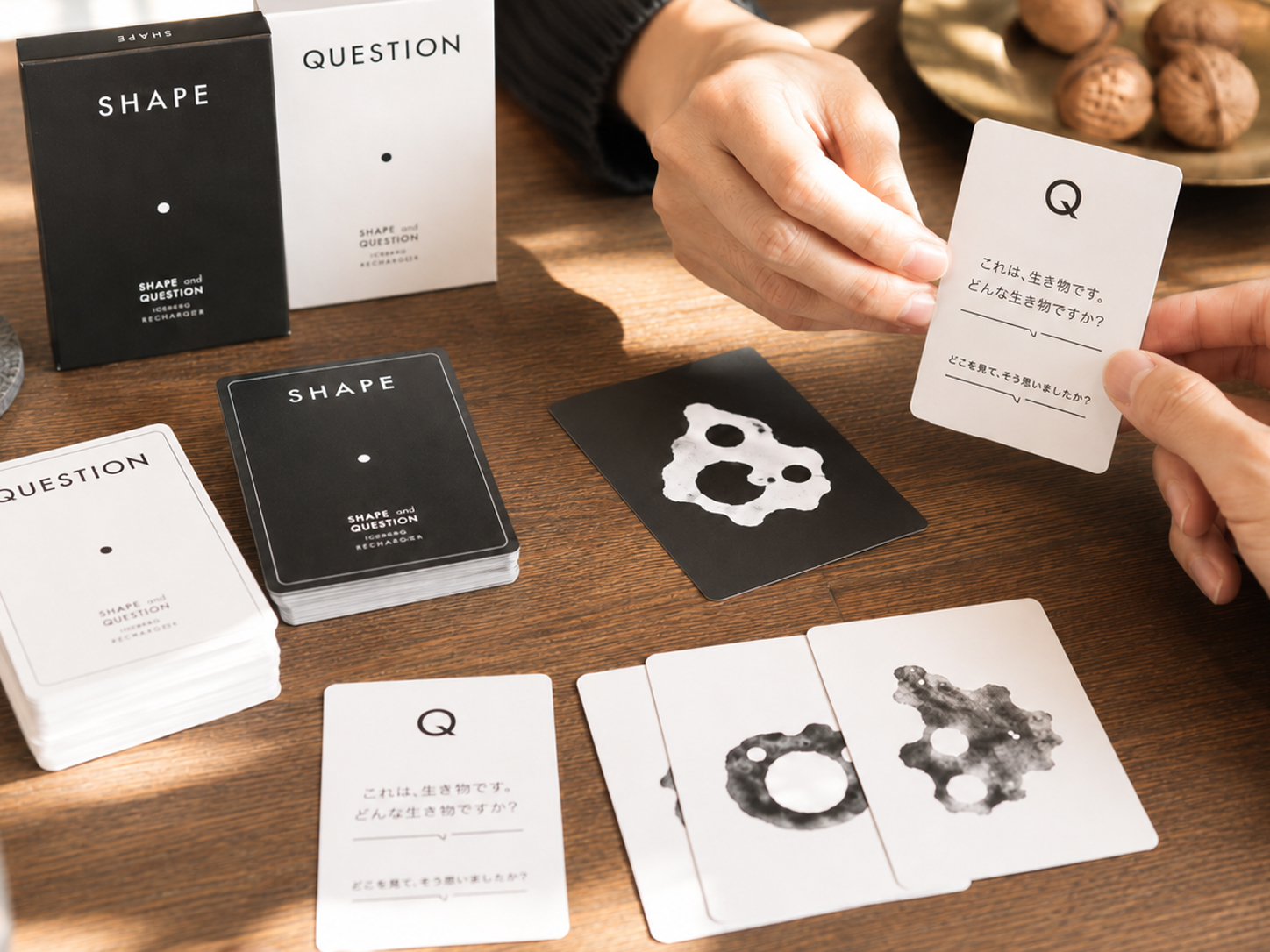SHAPE and QUESTIONカードをテーブルで遊んでいる様子